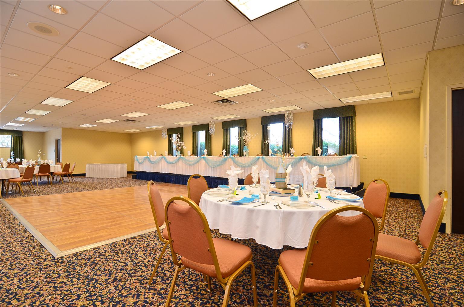 Wyndham Garden Kenosha Harborside Hotel Restoran gambar